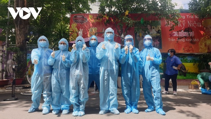 Будущие вьетнамские врачи вступают в бой с Covid-19 в городе Хошимине - ảnh 3