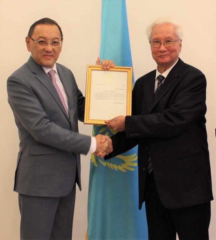 Вьетнамскому переводчику Абая вручили благодарность Президента Казахстана - ảnh 1