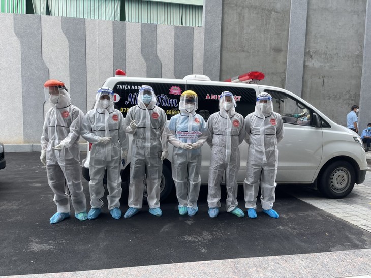 Молодые-волонтеры находятся на переднем крае борьбы с пандемией COVID-19 в городе Хошимине  - ảnh 1