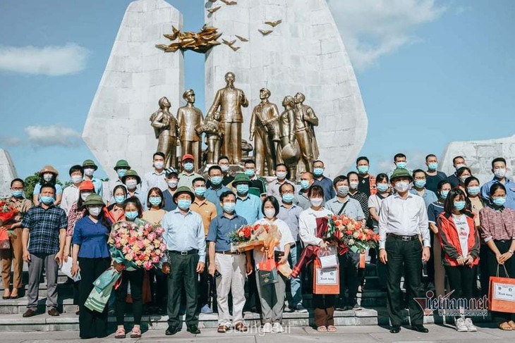 29 медиков и врачей из провинции Куангбинь добровольно вступают в бой с коронавирусом в городе Хошимине - ảnh 1