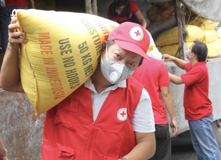 Общество Красного креста Вьетнама продолжает призывать население страны к поддержке борьбы с COVID-19 - ảnh 1