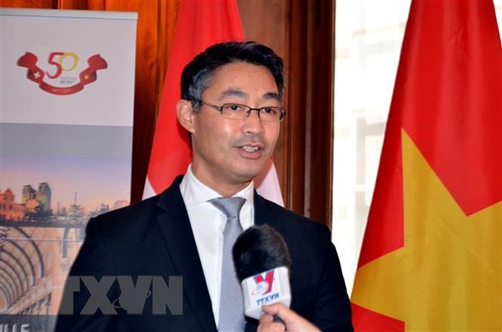 Министр иностранных дел Вьетнама принял почетного консула Вьетнама в Швейцарии Филиппа Рослера - ảnh 1