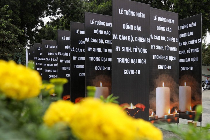 Во Вьетнаме прошла церемония почтения памяти умерших от COVID-19 - ảnh 1