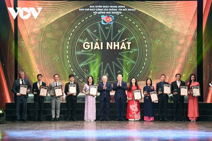 Национальная премия внешнего информирования помогает мировому сообществу лучше узнать о курсе, политике и законодательстве Вьетнама - ảnh 1