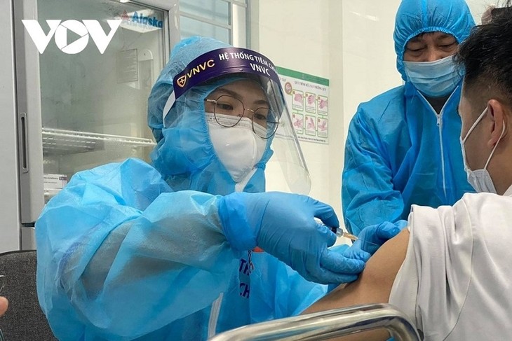 Во Вьетнаме было введено почти 128,7 млн. доз вакцин против  COVID-19 - ảnh 1