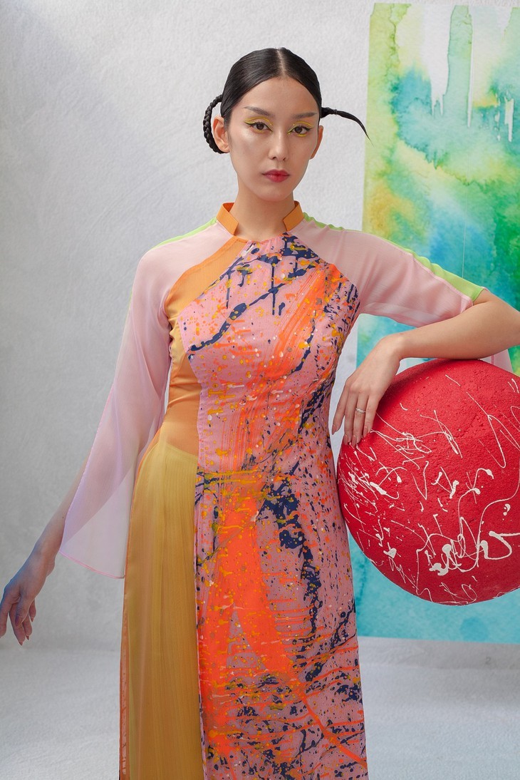 Новая коллекция модельера Кенни Тхая с посланием о светлом будущем - ảnh 16