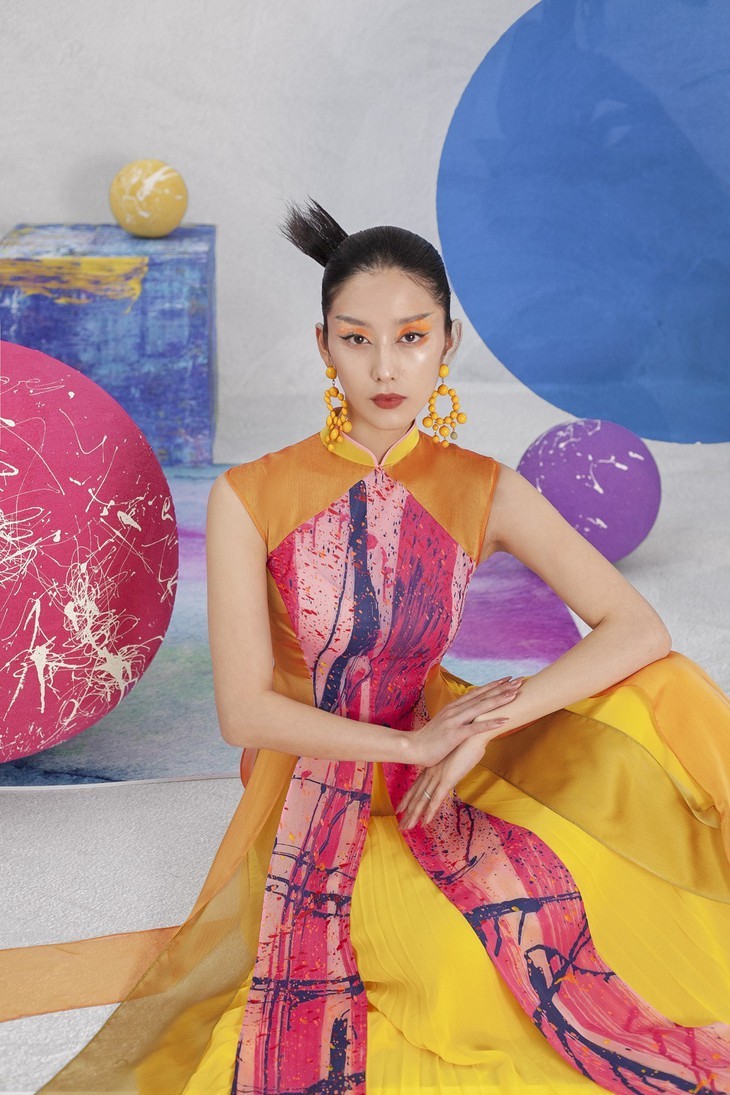 Новая коллекция модельера Кенни Тхая с посланием о светлом будущем - ảnh 18
