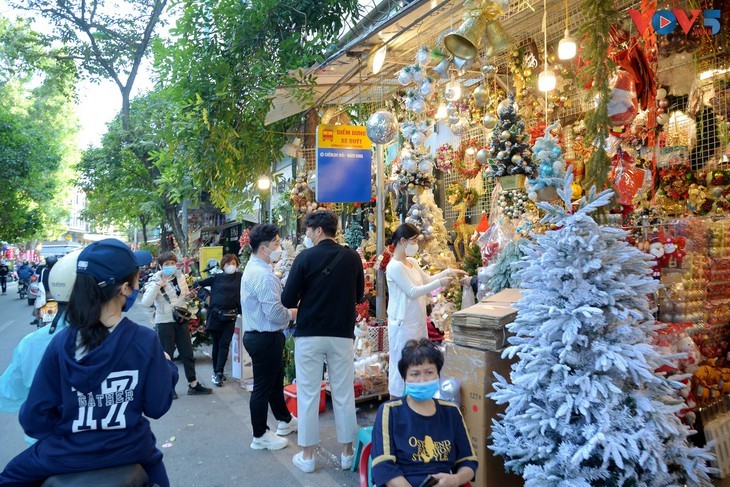 Оживленная рождественская атмосфера на ханойских улицах - ảnh 10