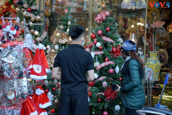 Оживленная рождественская атмосфера на ханойских улицах - ảnh 13