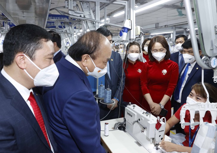 Президент Вьетнама принял участие в церемонии развертывания соревнований Вьетнамской швейно-текстильной корпорации  – 2022     - ảnh 1