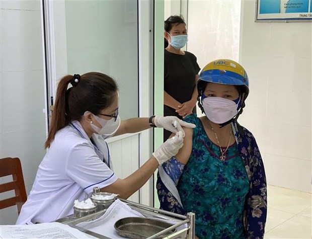Премьер-министр Фам Минь Тинь потребовал ускорить процесс вакцинации третьей дозой вакцин против COVID-19 - ảnh 1