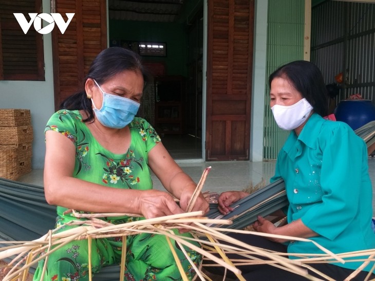 Изготовление изделий из эйхорнии приносит жителям провинции Шокчанг стабильный доход  - ảnh 2