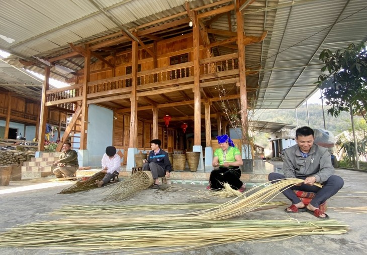 Ремесло изготовления плетёных изделий из тростника и бамбука в горной общине Нгокчиен - ảnh 1