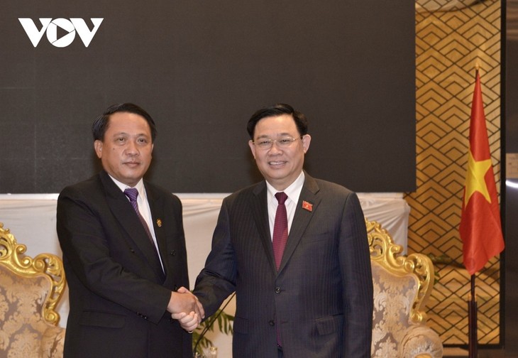 Председатель Национального собрания Выонг Динь Хюэ принимает министра финансов Лаоса - ảnh 1
