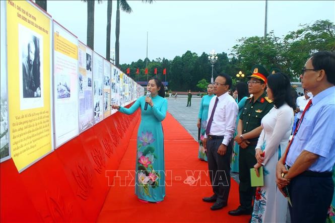 Выставка ценных фотографий и материалов, посвященных Президенту Хо Ши Мину  - ảnh 1
