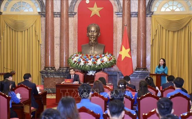 Вице-президент Вьетнама Во Тхи Ань Суан встретилась с отличившимися молодыми людьми из государственных предприятий центрального подчинения - ảnh 1