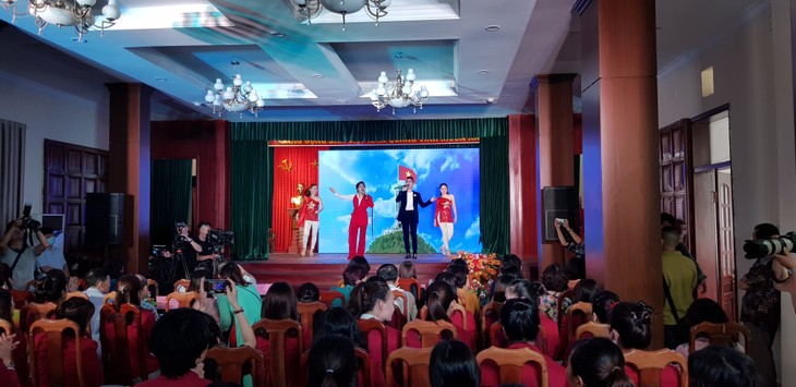 Прошла художественная программа «Стремление к славе» в честь вьетнамских спортменов на SEA Games 31 - ảnh 1