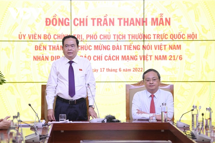 Представители общественно-политических организаций, разных министерств и ведомств и местных властей поздравили Радио «Голос Вьетнама» с Днем вьетнамской революционной прессы  - ảnh 1