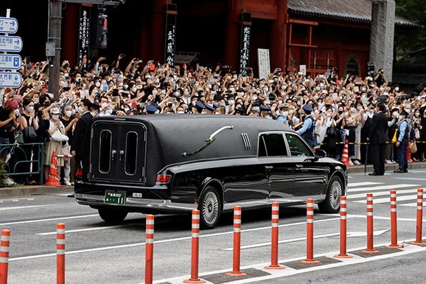 Большое количество японцев пришло на церемонию прощания с бывшим премьер-министром Японии Синдзо Абэ - ảnh 1