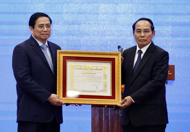 Высокопоставленные вьетнамские руководители награждены лаосскими орденами - ảnh 1