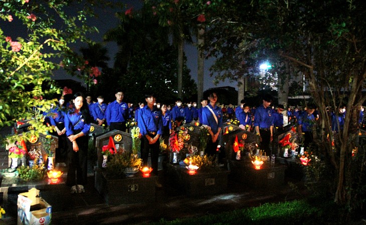 Молодые люди по всей стране зажигают свечи в память о героях и павших фронтовиках - ảnh 1