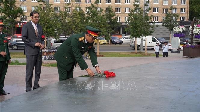 Делегация Вьетнама, участвующая в АрМи, возложила цветы к памятнику Президенту Хо Ши Мину в Москве.  - ảnh 1