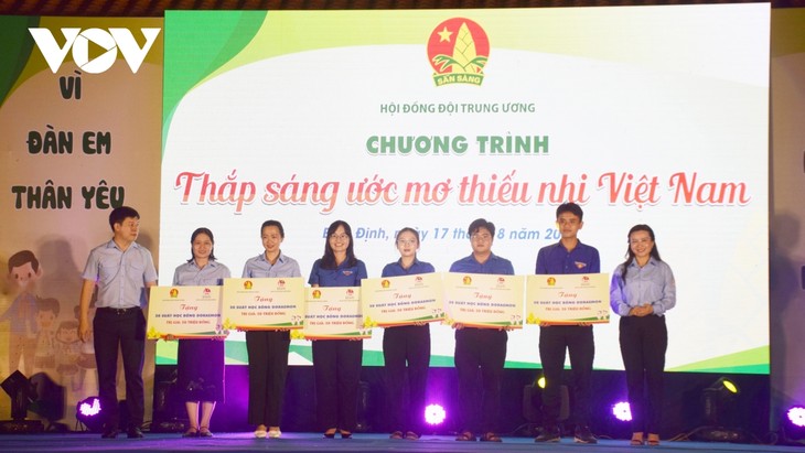 Центральный пионерский совет провел программу «Осуществление мечты вьетнамских детей» - ảnh 2