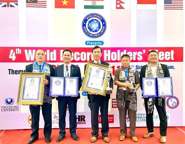 Герой Труда Нгуен Куанг Мау получил звание Почетного профессора Университета мировых рекордов - ảnh 1