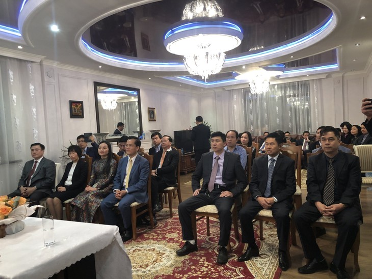 Вице-президент Во Тхи Ань Суан провела встречу с Посольством Вьетнама и вьетнамской диаспорой в Казахстане - ảnh 1