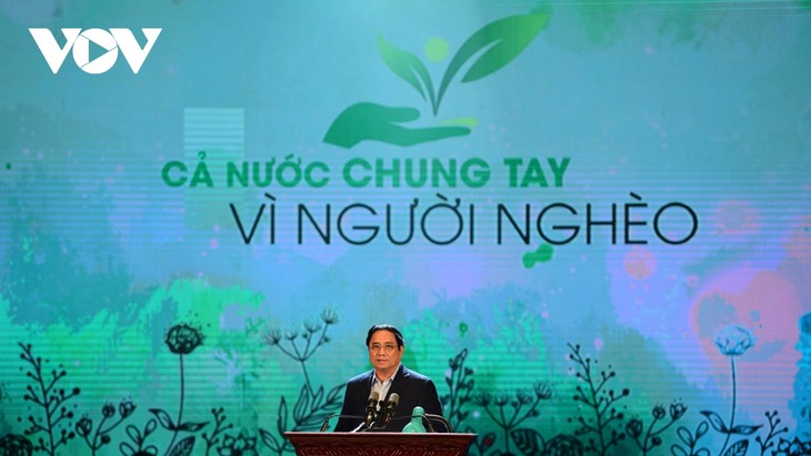 Премьер-министр Фам Минь Тинь: любая помощь является духовным источником для преодоления бедными гражданами трудностей - ảnh 1