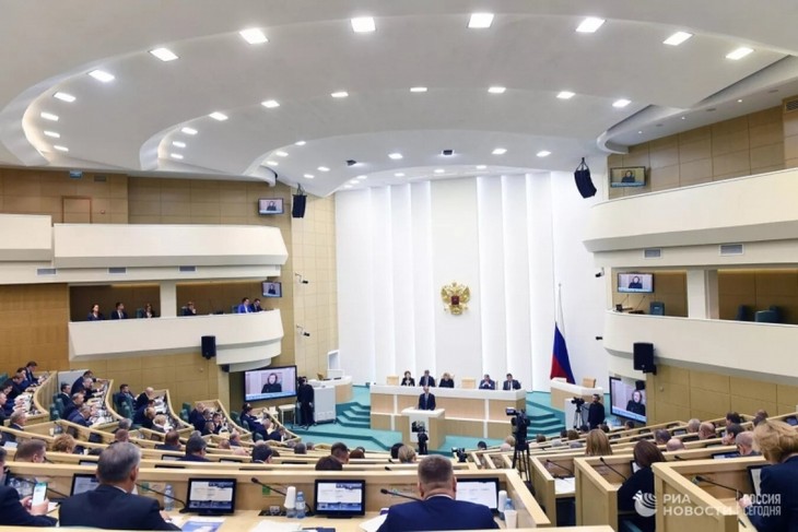 Совет Российской Федерации утвердил указ президента о введении военного положения в четырех новых регионах  - ảnh 1