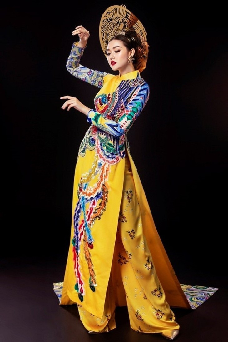 Красота женщин, представленная через вьетнамское платье «ао-зяй» - ảnh 3
