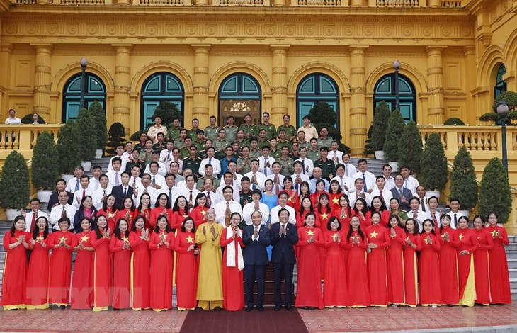 Президент Нгуен Суан Фук провел встречу с делегацией выдающихся передовиков провинции Виньлонг - ảnh 1