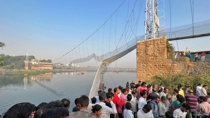 Индийская полиция арестовала 9 человек, причастных к обрушению мостa - ảnh 1