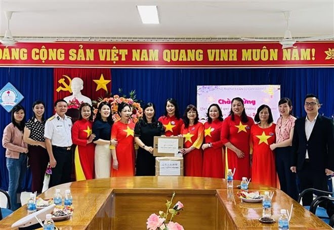 Вьетнамские эмигранты направили подарки уездному острову Чыонгша по случаю Тэта 2023 года  - ảnh 1
