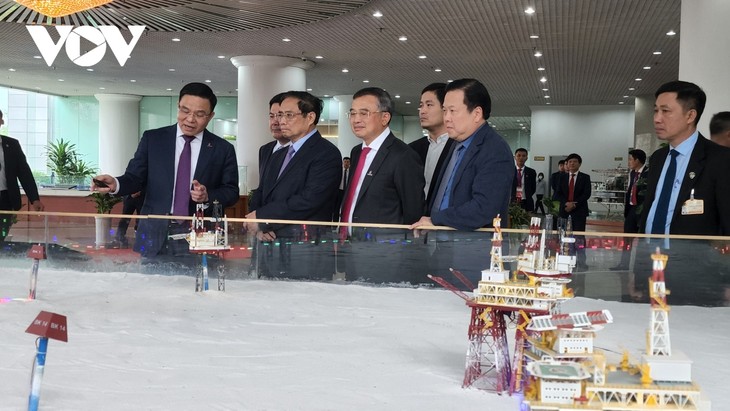 Премьер-министр Фам Минь Тинь принял участие в конференции по подведению итогов работы Вьетнамской нефтегазовой группы в 2022 году и постановке задач на 2023 год - ảnh 1