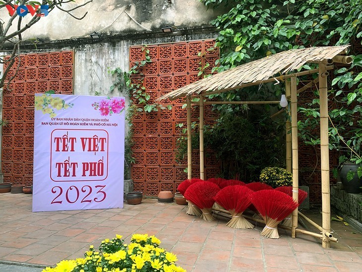 Вьетнамский Тэт – Тэт на старых улицах– 2023: Новогодние краски в центре Ханоя - ảnh 1