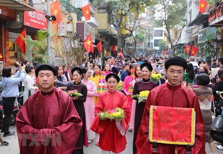 Вьетнамский Тэт – Тэт на старых улицах– 2023: Новогодние краски в центре Ханоя - ảnh 2