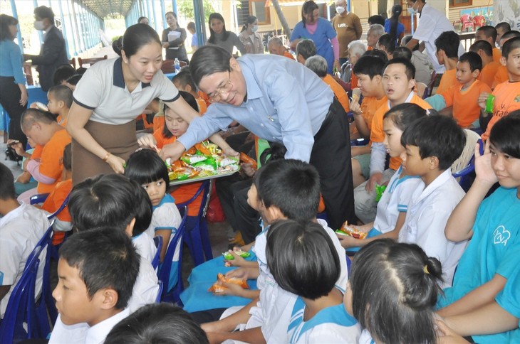 Заместитель председателя Национального собрания Нгуен Дык Хай дарит новогодние подарки сиротам и детям-инвалидам в провинции Куангнам - ảnh 1