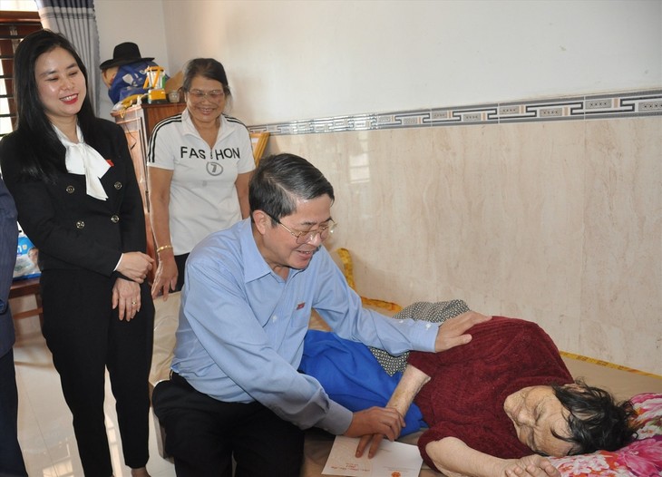 Заместитель председателя Национального собрания Нгуен Дык Хай дарит новогодние подарки сиротам и детям-инвалидам в провинции Куангнам - ảnh 2
