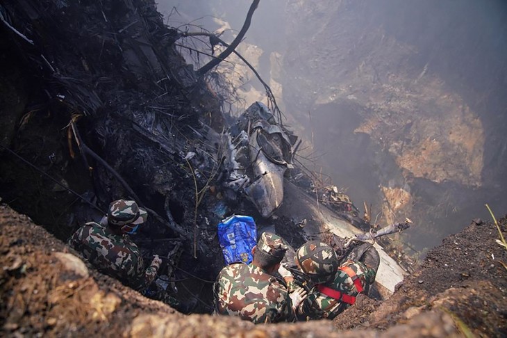 Найдены черные ящики и бортовые диктофоны разбившегося в Непале самолета  - ảnh 1