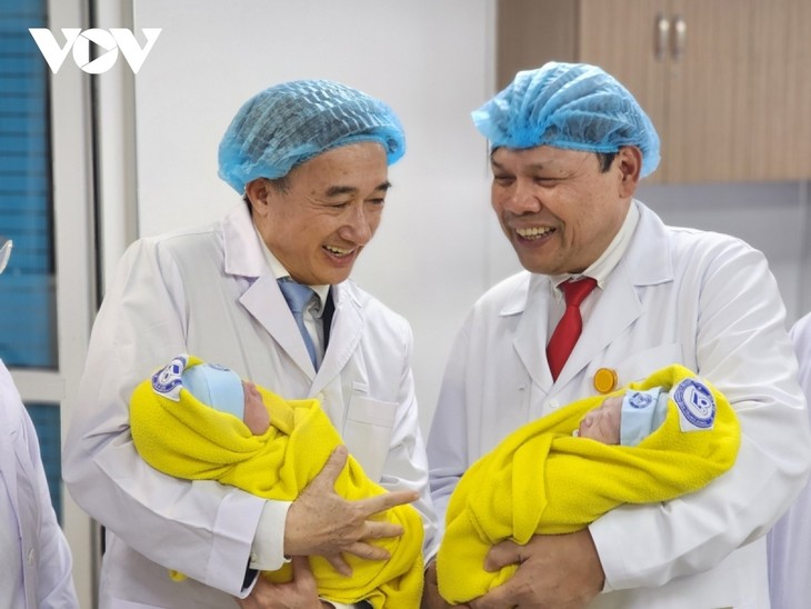 В первые минуты нового 2023 года во Вьетнаме родились 3 ребенка - ảnh 1