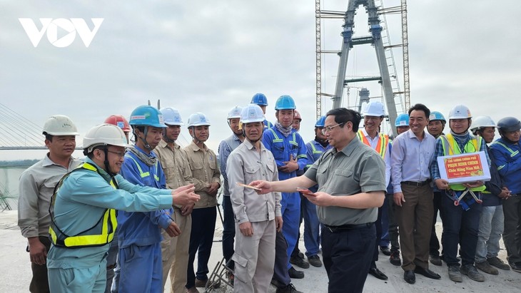 Премьер-министр Фам Минь Тинь проинспектировал реализацию проекта скоростной автомагистрали в районе дельты Меконга - ảnh 2