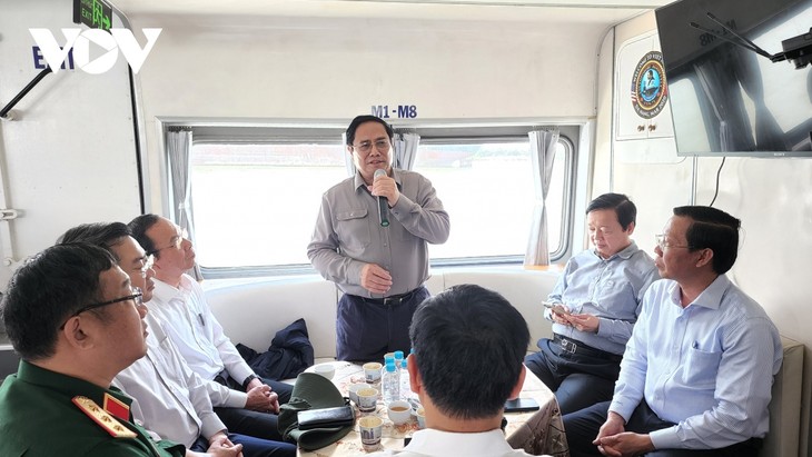 Премьер-министр Фам Минь Тинь проверил ход строительства третьей кольцевой дороги в г. Хошимине - ảnh 1