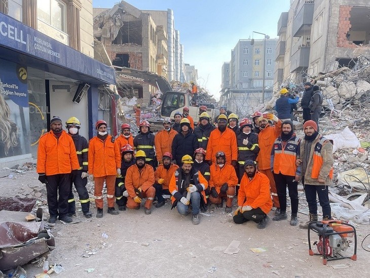 Международное сообщество высоко оценивает профессионализм Вьетнамского поисково-спасательного отряда, выполняющего работу по ликвидации последствий землетрясения в Турции и Сирии - ảnh 2