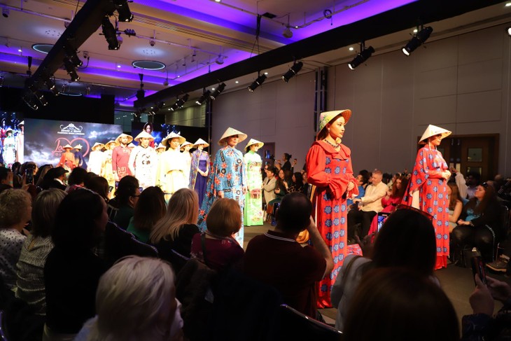 Популяризация платья аозай, культуры и кухни Вьетнама на неделе моды в Лондоне - ảnh 1