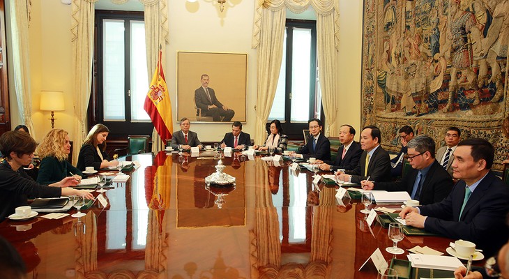 Вице-премьер Чан Лыу Куанг провел встречу со председателем конгресса депутатов Испании - ảnh 2
