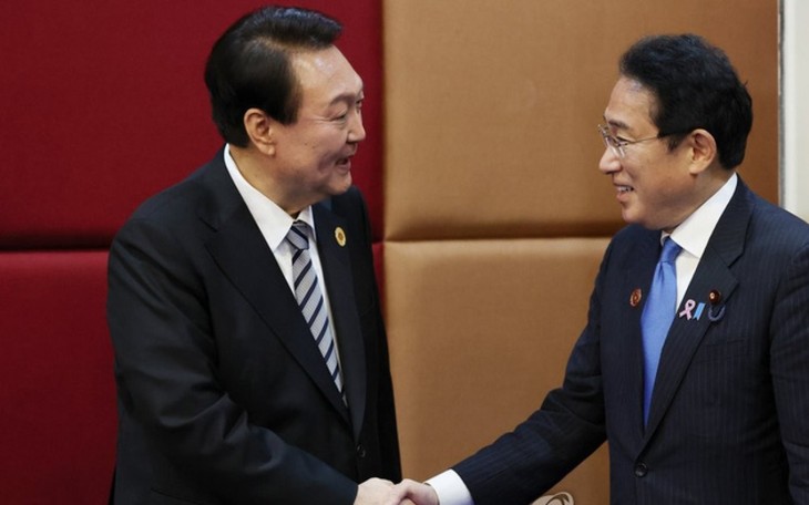 Премьер-министр Японии посетит Республику Корея после встречи с президентом РК Юн Сук Ёлем  - ảnh 1
