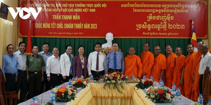 Постоянный заместитель председателя Национального собрания поздравил кхмеров в Кантхо с праздником Чол Чнам Тхмей  - ảnh 2