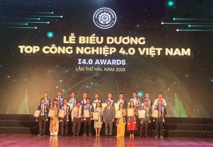 79 цифровых продуктов и решений награждены в рамках программы «TOP вьетнамских продуктов Индустрии 4.0 2023 года» - ảnh 1